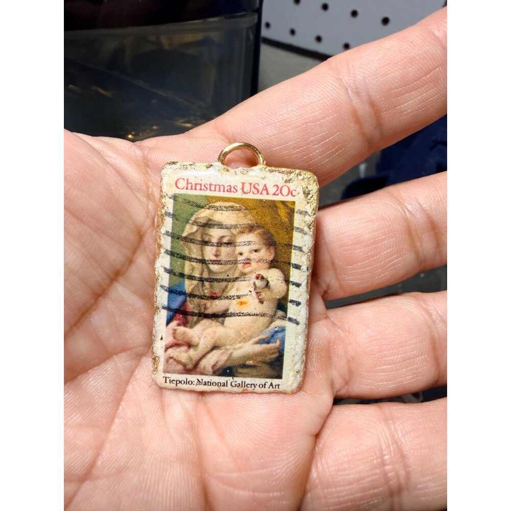 1973 20c Christmas Stamp Clay & Gold Leaf Pendant Necklace Encased in Resin - Picture 3 of 11